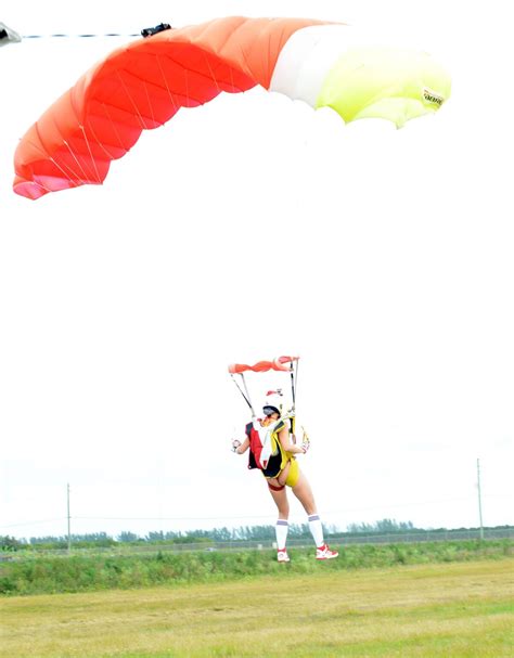 photo exclusif anaïs zanotti sexy parachutiste à miami le 27