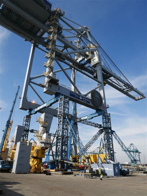 quay crane lifted   metres dp world antwerp