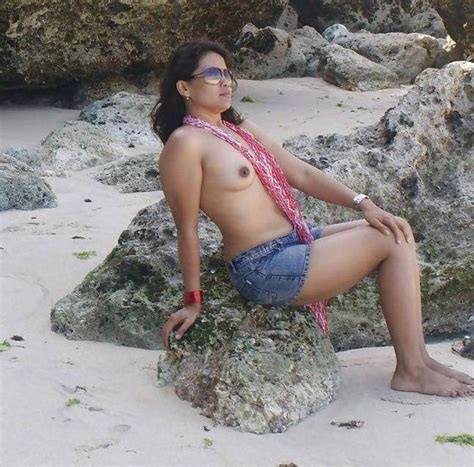 outdoor bhabi nude sexy figure on beach photoshot