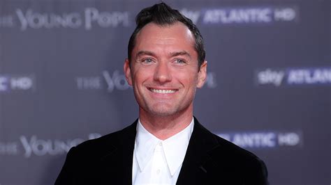 jude law joins elle fanning and selena gomez in woody allen s next pic