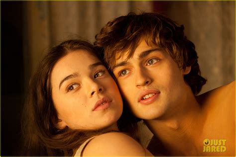 Hailee Steinfeld And Douglas Booth First Kiss In Romeo