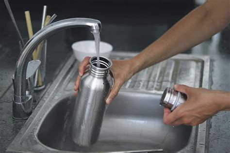 clean  hydro flask water bottle