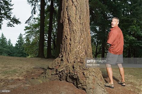 homme surpris uriner dans les bois photo getty images