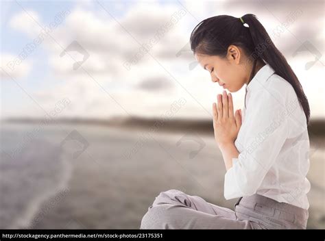 woman praying yoga meditating  sea stockfoto