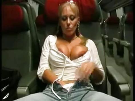 une milf se fait baiser dans le train pornodrome tv