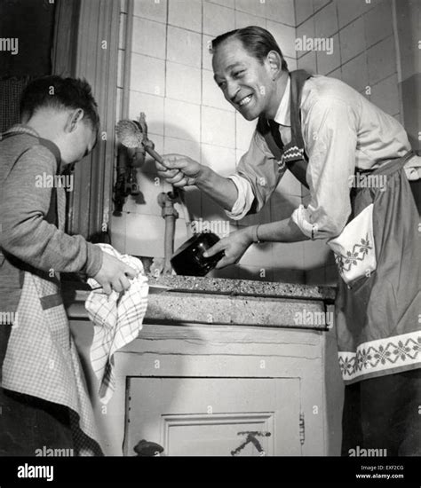 jongen aan de afwas boy   dishes stock photo alamy