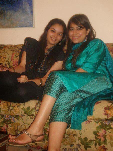 local pakistani girls with friends hot images beautiful