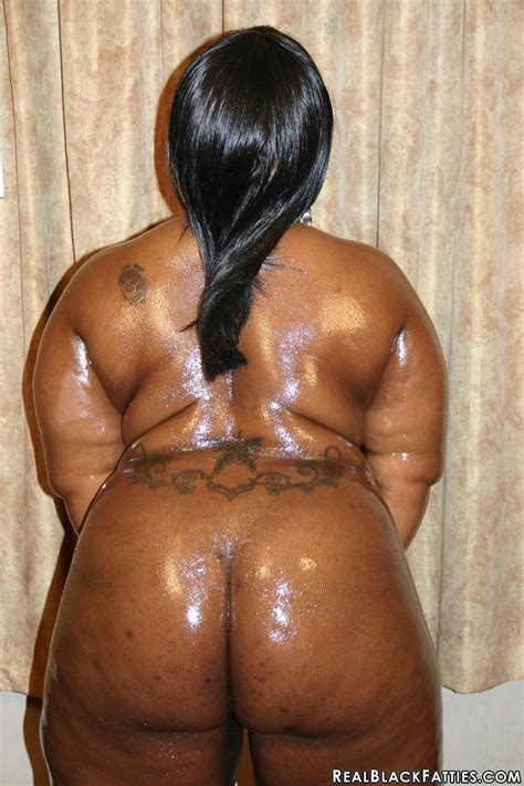 dark skinned jolpe oils up every curve on golden bbw picture 10