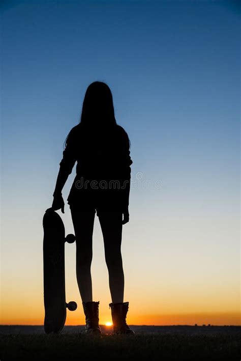 skateboard bei sonnenuntergang stockbild bild von jung springen