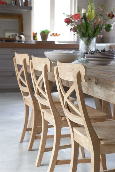 houten eetkamerstoelen  een landelijke keuken balcony table  chairs wooden table