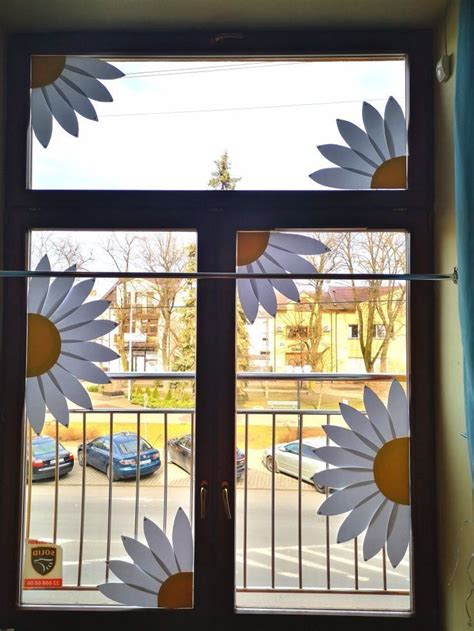 dekoracje wiosenne okna kwiaty przedszkole classroom window