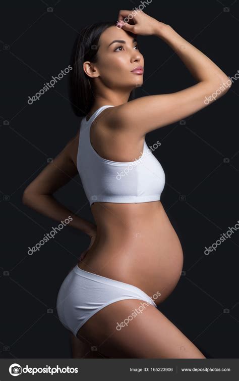 Красивая беременная женщина — Стоковое фото
