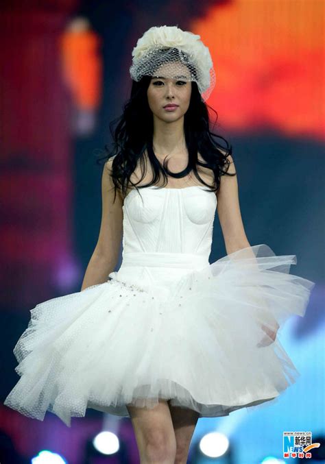 zhou weitong shou shou at china fashion week 9 people s daily online