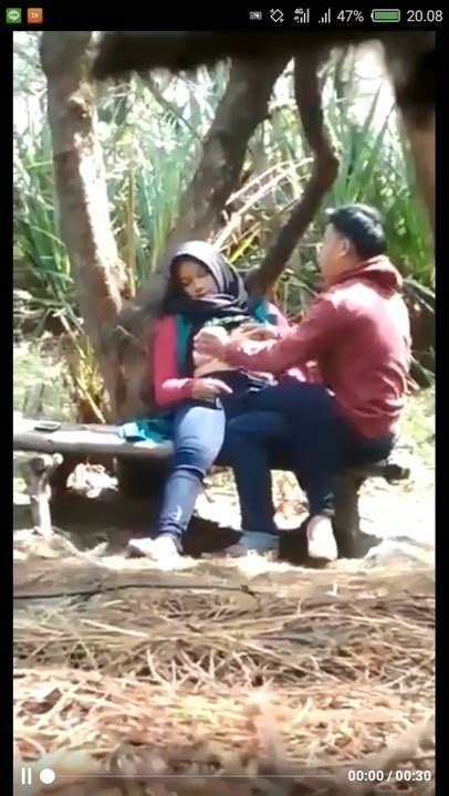 ngintip jilbab di grepe di bangku hutan nonton film