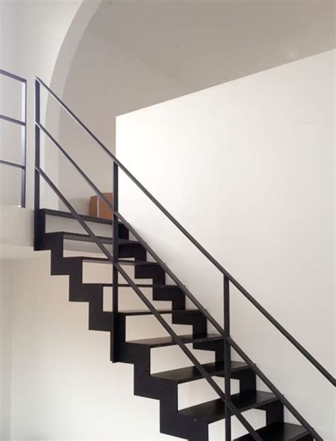 stalen trap zwart met strakke leuning staircase handrail open staircase banisters stair