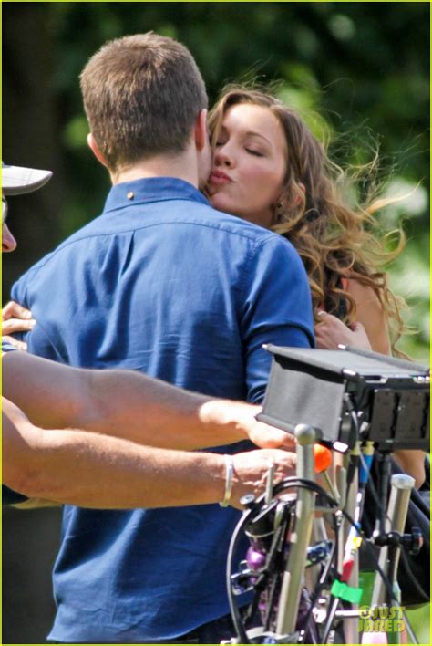 Stephen Amell Kiss From Katie Cassidy On Arrow Set Photo 2908962