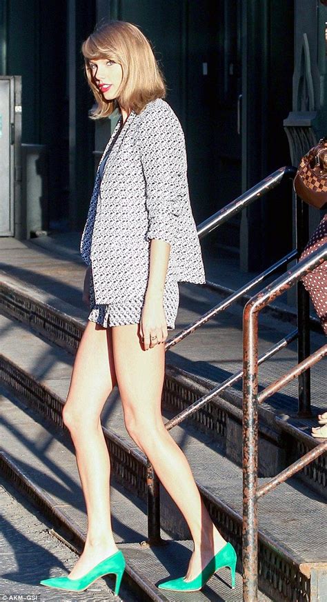 taylor swift shows off her toned legs in shorts for girls dinner