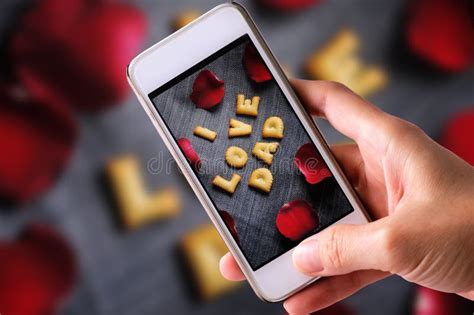 gebruikend mobiele telefoon om fotos van koekjes abc  de vorm van woord  te nemen liefdedad