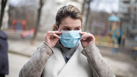 nurses share   wear  face mask  avoid germs