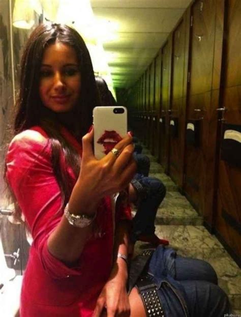 14 Wtf Selfie Reflection Fails That Will Freak You Out