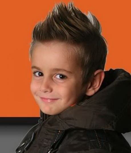 I primi veri capelli del bambino iniziano a comparire dopo il primo anno di. Taglio capelli bimbi
