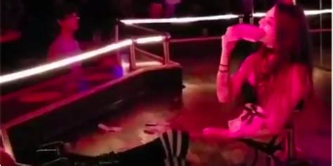 stripper goes viral when she hilariously stops to eat