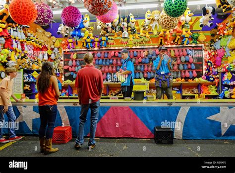 juego de carnaval stand  jovenes  dos trabajadores  globos