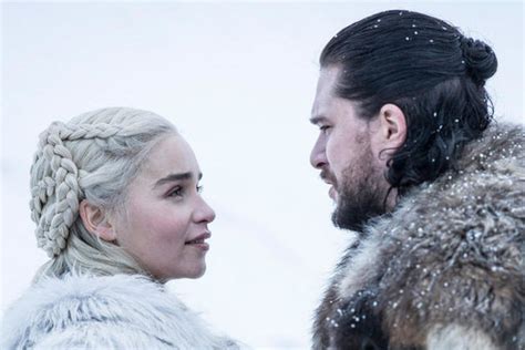 kit harington and emilia clarke hate kissing each other which explains