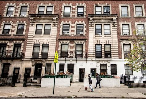 airbnb sues   law regulating  york rentals   york times