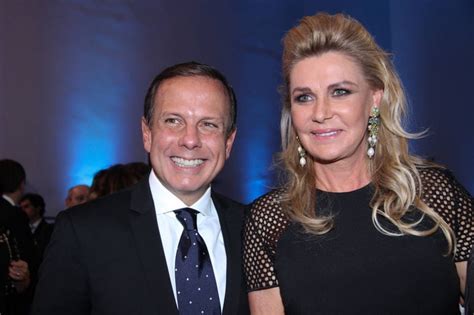 Bia Doria Usa Look Branco Na Posse De João Doria Emais Estadão