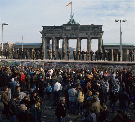berlin wall  anniversary commemorates fall  freedom  travel