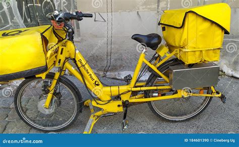 deutsche postgele fiets redactionele afbeelding image  pakket