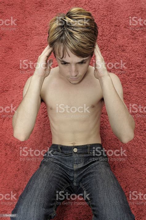 photo libre de droit de un torse nu jeune garçon fait situps banque d