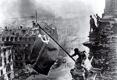 jaar geleden hoe de tweede wereldoorlog eindigde met de sovjet vlag boven de duitse rijksdag