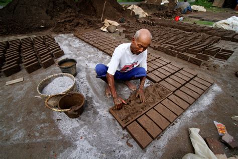 produksi batu bata merah kim arkatif desa karangsuko