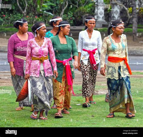 balinese women dressed in traditional baju and batik sarongs at a