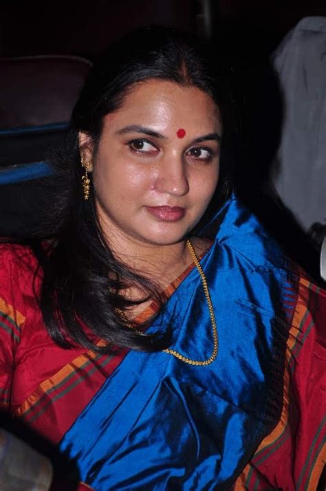 Actress Suganya In Saree Hot Photos Tamil South