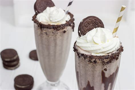 membuat milkshake oreo es krim vanila