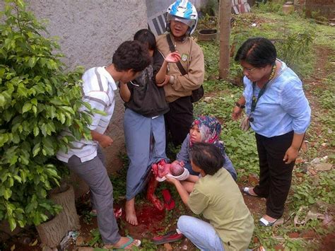 Siswi Smk Di Tangerang Melahirkan Di Kebun Masih Pakai