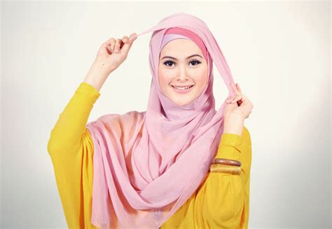 cara memakai jilbab segi empat kreasi yang cantik yuliyani01