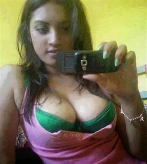 indian girl hot selfie exposing her boobs to the camera