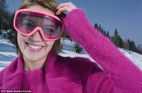 are they taking the piste wearing goggles in tanning