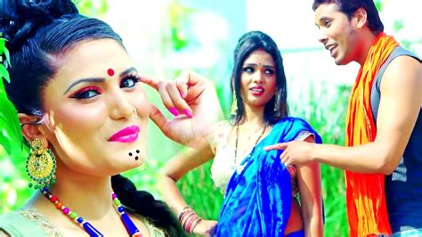 Video Antra Singh Priyanka थरेशर से भूशा फेंक रहा है