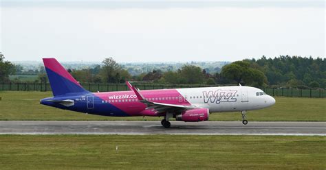 wizz air sees  investor revolt  bonus plan reuters