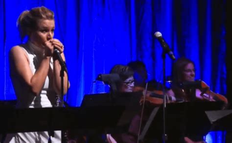 video kristen bell sings do you want to build a snowman