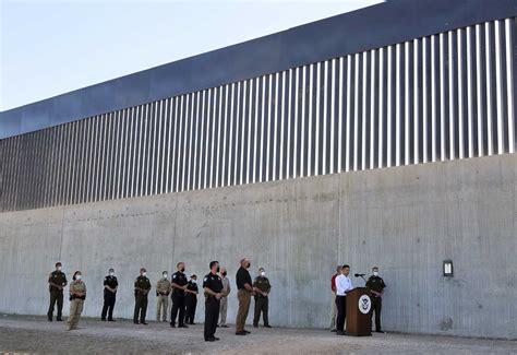 trump heads  texas border  final days  president  showcase wall