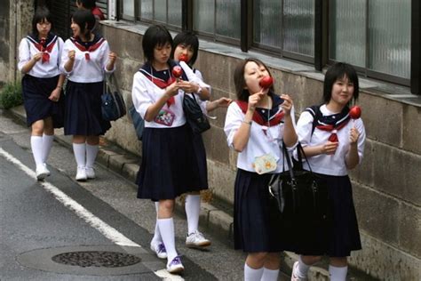 Dianggap Tampil Sensual Sekolah Di Jepang Larang Murid Perempuan