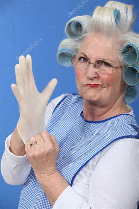 Oma Mit Ihren Haaren In Rollen Die Einen Latex Handschuh Anzieht