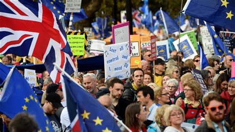 uk tens  thousands march   brexit referendum