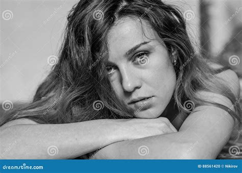 Portrait Dune Jeune Belle Fille Nue Avec De Longs Cheveux Photo Stock